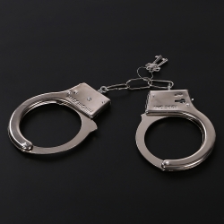 Metallhandschellen mit Schlüsseln frecher Abend